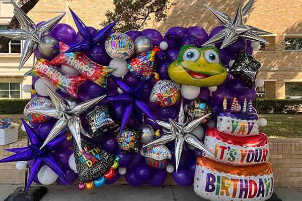 birthday-balloon-photo-op